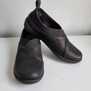 Clarks Flat Black Cloudsteppers, 8M